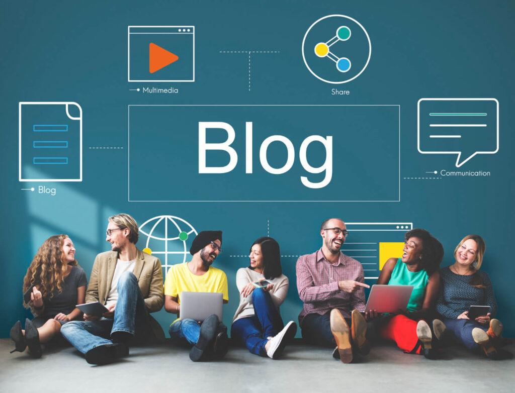 Un grupo diverso de seis personas sonriendo y mirando hacia arriba a la palabra 'Blog' escrita en grande sobre un fondo azul. Alrededor de la palabra 'Blog', hay iconos conectados por líneas, representando diferentes aspectos de la creación y promoción de un blog, incluyendo 'Blog' (un documento con líneas), 'Multimedia' (un reproductor de video), 'Share' (un icono de compartir), y 'Communication' (una burbuja de diálogo). Algunas de las personas están utilizando ordenadores portátiles y una tableta. Esta imagen ilustra visualmente el concepto de un blog y su potencial para la gestión de backlinks y el link building como parte del SEO Offpage.