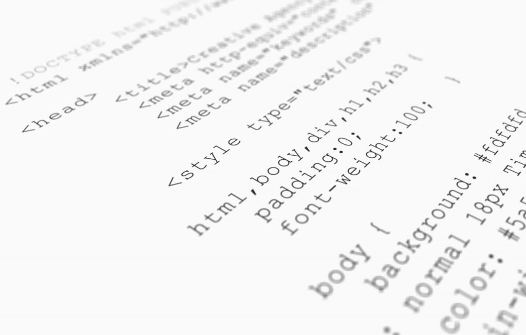 Un primer plano de texto que representa fragmentos de código HTML y CSS sobre un fondo blanco. Se pueden distinguir etiquetas HTML como <head>, <title>, <meta name="keywords">, <meta name="description">, y <style type="text/css">. También se observa código CSS definiendo estilos para html, body, div, h1, h2, h3, estableciendo padding y font-weight. Más abajo, se ve código CSS para el selector body definiendo background, font, y color. Esta imagen ilustra visualmente el lenguaje fundamental de la web y la importancia de una estructura y codificación limpias para el SEO Técnico: Haciendo que Google ame tu sitio. Los emprendedores digitales que buscan comprender en profundidad cómo funciona la optimización técnica encontrarán en este código un ejemplo de los elementos que Google analiza para entender y valorar un sitio web.