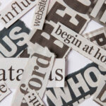 Un primer plano muestra una colección de recortes de periódicos con varias palabras y fragmentos de texto desorganizados, sobre un fondo blanco. Se pueden leer palabras como 'begin at home', 'website', 'influence', y fragmentos de titulares y texto. La imagen ilustra el concepto de organizar la información y la jerarquía, que es fundamental para el subcapítulo 'Entender la jerarquía de los encabezados (H1-H6)' dentro del blog 'Uso estratégico de encabezados y jerarquía del contenido'. Representa el caos de la información sin estructura, y resalta la necesidad para los emprendedores digitales de organizar su contenido de manera clara y jerárquica para que los motores de búsqueda como Google puedan entender su relevancia y posicionarlo de manera efectiva a largo plazo.